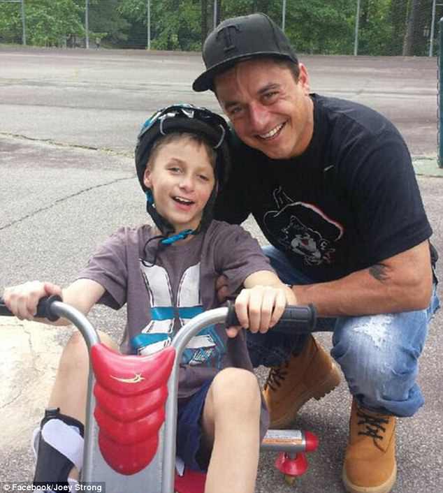 Ngày cậu bé 8 tuổi cùng em trai bị mẹ bắn vào đầu, không ai dám nghĩ ngày này sẽ đến